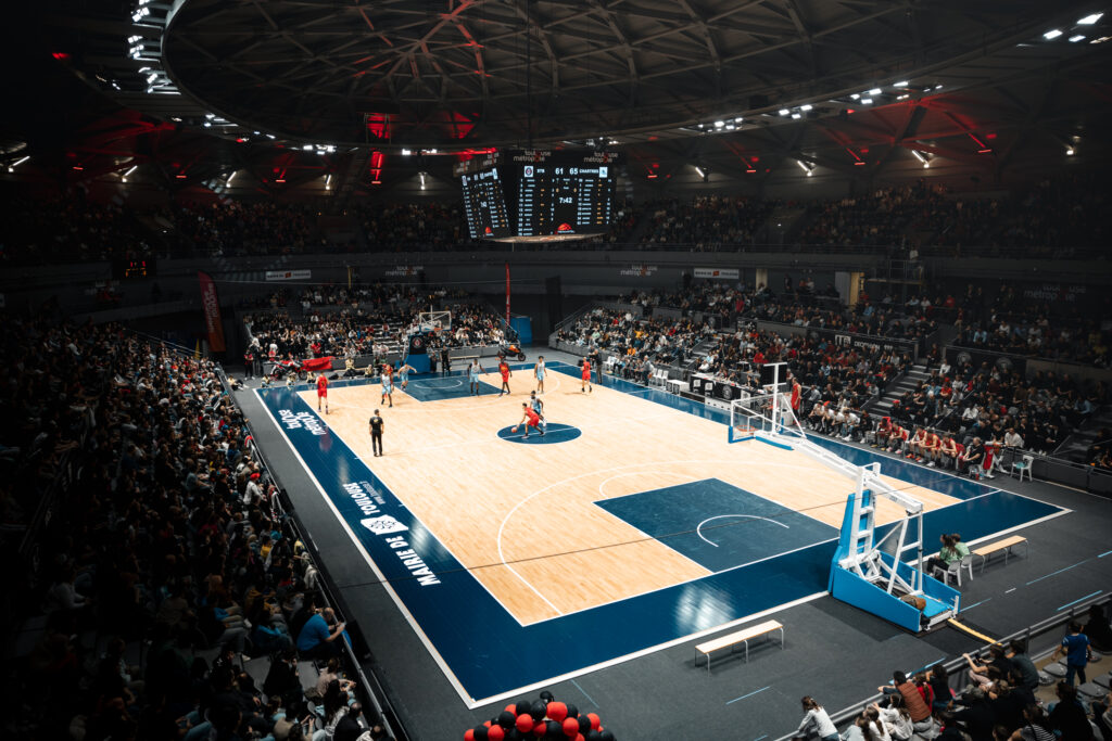 Vue grand angle du grand palais des sports de toulouse. Vue sur le terrain avec un match en train de se dérouler