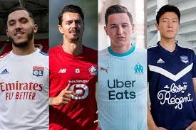 Image présentant plusieurs sportifs professionnels (footballers) avec différents maillots d'équipes connues