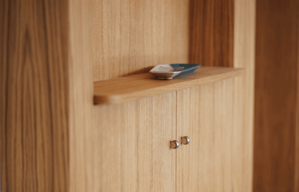 Photo en gros plan d'une armoire/placard sur lequel est monté une étagère.