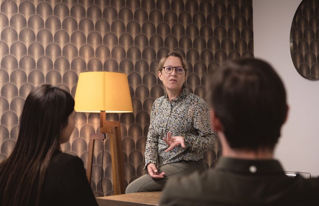 Photo d'une formatrice (cathy basso) en train d'expliquer a 2 autres personnes attentives