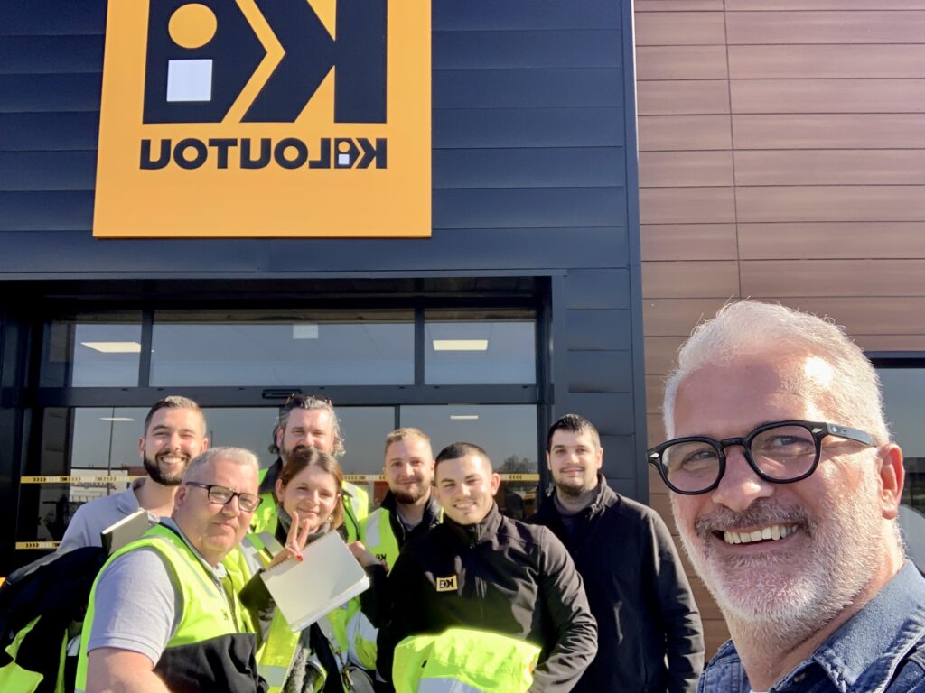 Photo d'un groupe de 8 personnes avec frederi Botton au premier plan. La photo a certainement été prise à la fin d'une séance de coaching