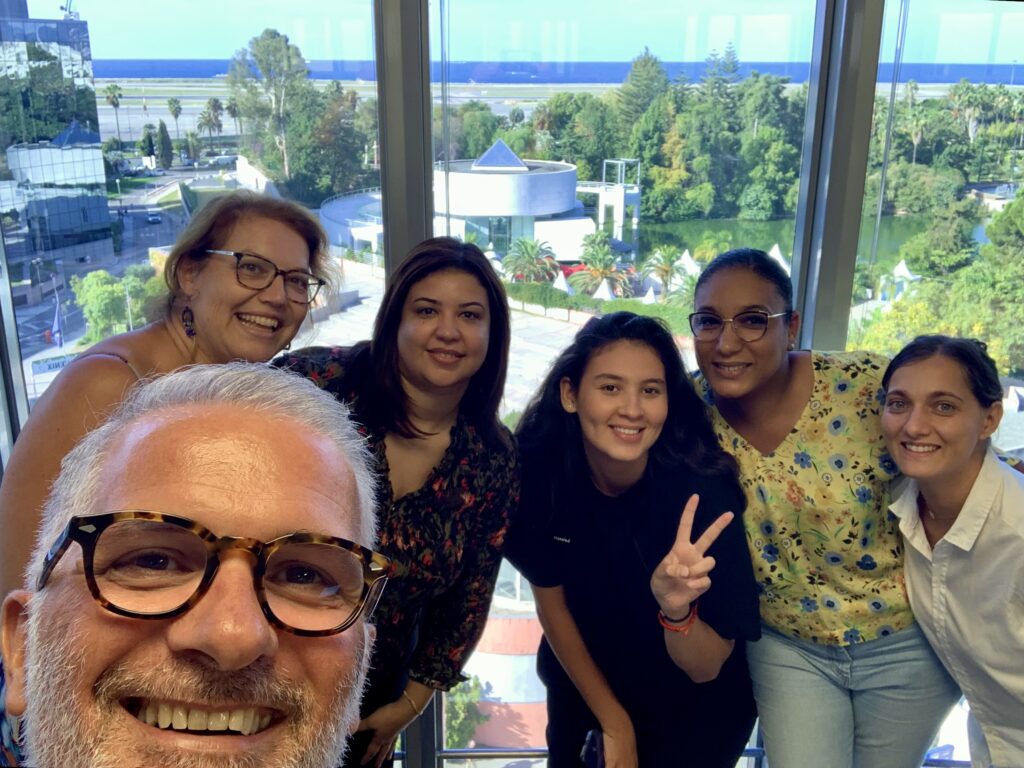 Photo d'un groupe de 6 personnes avec frederi Botton au premier plan. La photo a certainement été prise à la fin d'une séance de coaching