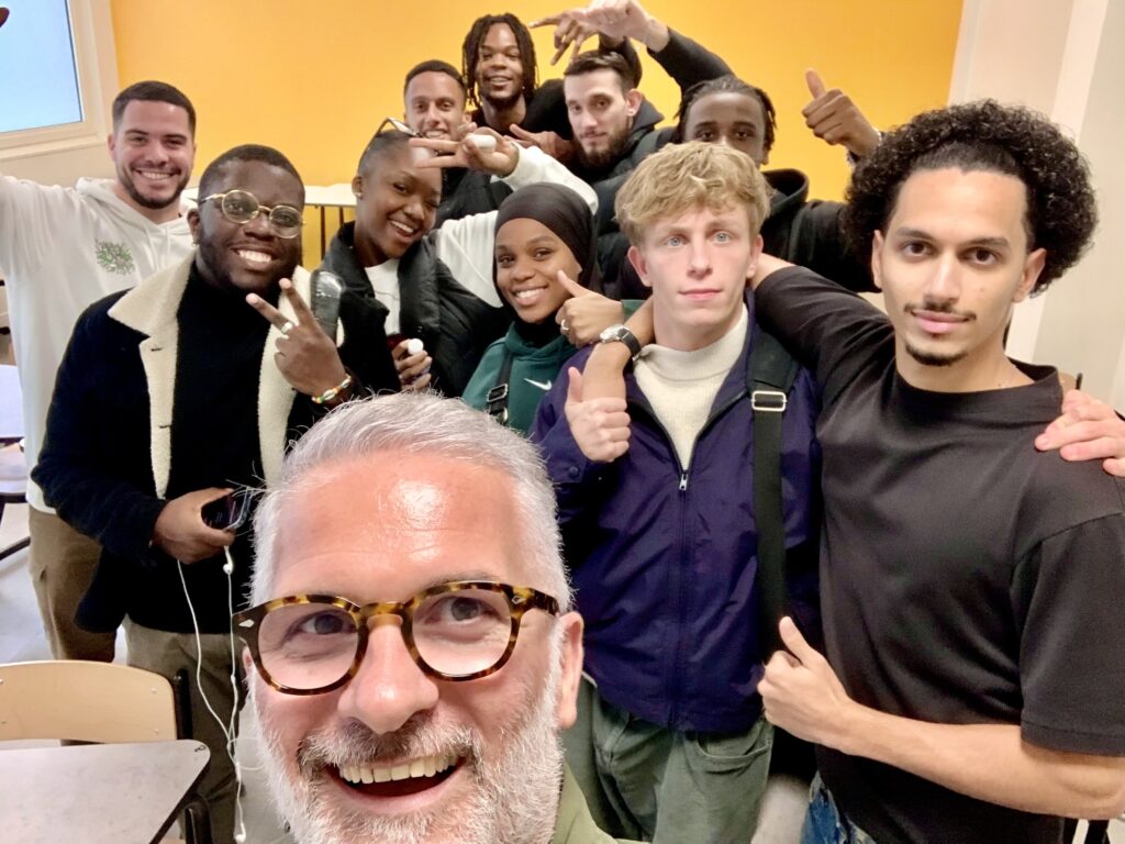 Photo d'un groupe de 11 personnes avec frederi Botton au premier plan. La photo a certainement été prise à la fin d'une séance de coaching