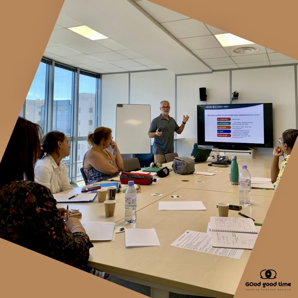 Image stylisée de présentation du coaching GOod good time avec Frederi Botton debout en train de parler a une table de coachés